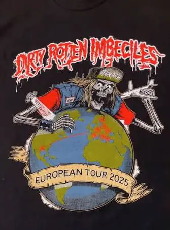 Camiseta negra de la gira europea 2025 de D.R.I., serigrafiada a cuatro tintas en Stampa