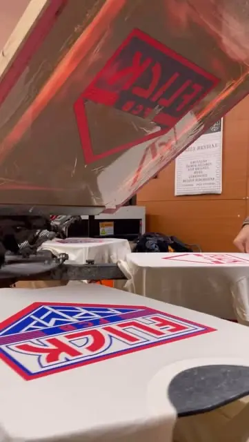 Pantalla levantada en el pulpo del taller de Stampa con camisetas recién estampadas